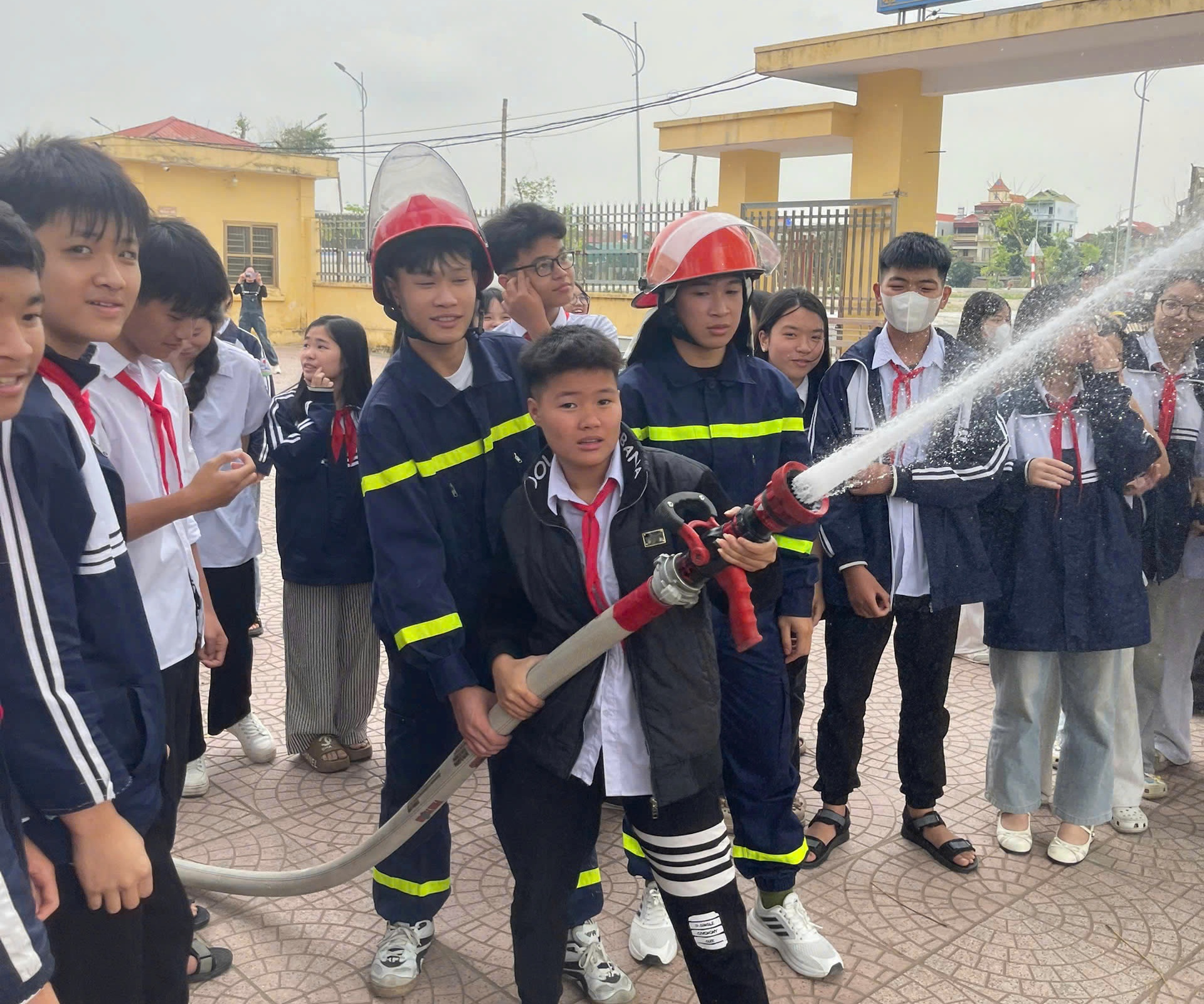 Tuyên truyền, trải nghiệm phòng cháy, chữa cháy và cứu nạn, cứu hộ tại Trường THCS Cẩm Giang